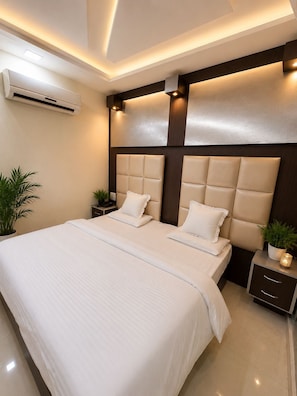 Un dormitorio moderno con una cama grande, mesitas de noche y un equipo de aire acondicionado.