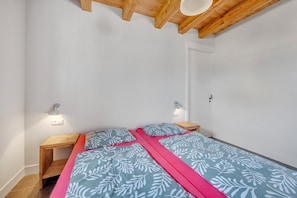 A bedroom with two beds, wooden nightstands, and wall-mounted reading lamps. - Farmhouse Retreat for 20 Guests in Snelrewaard (Snelrewaard)