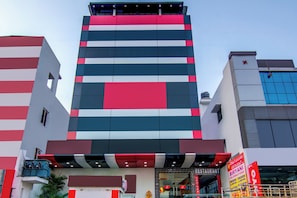 Um edifício de vários andares com um restaurante em destaque no andar térreo.