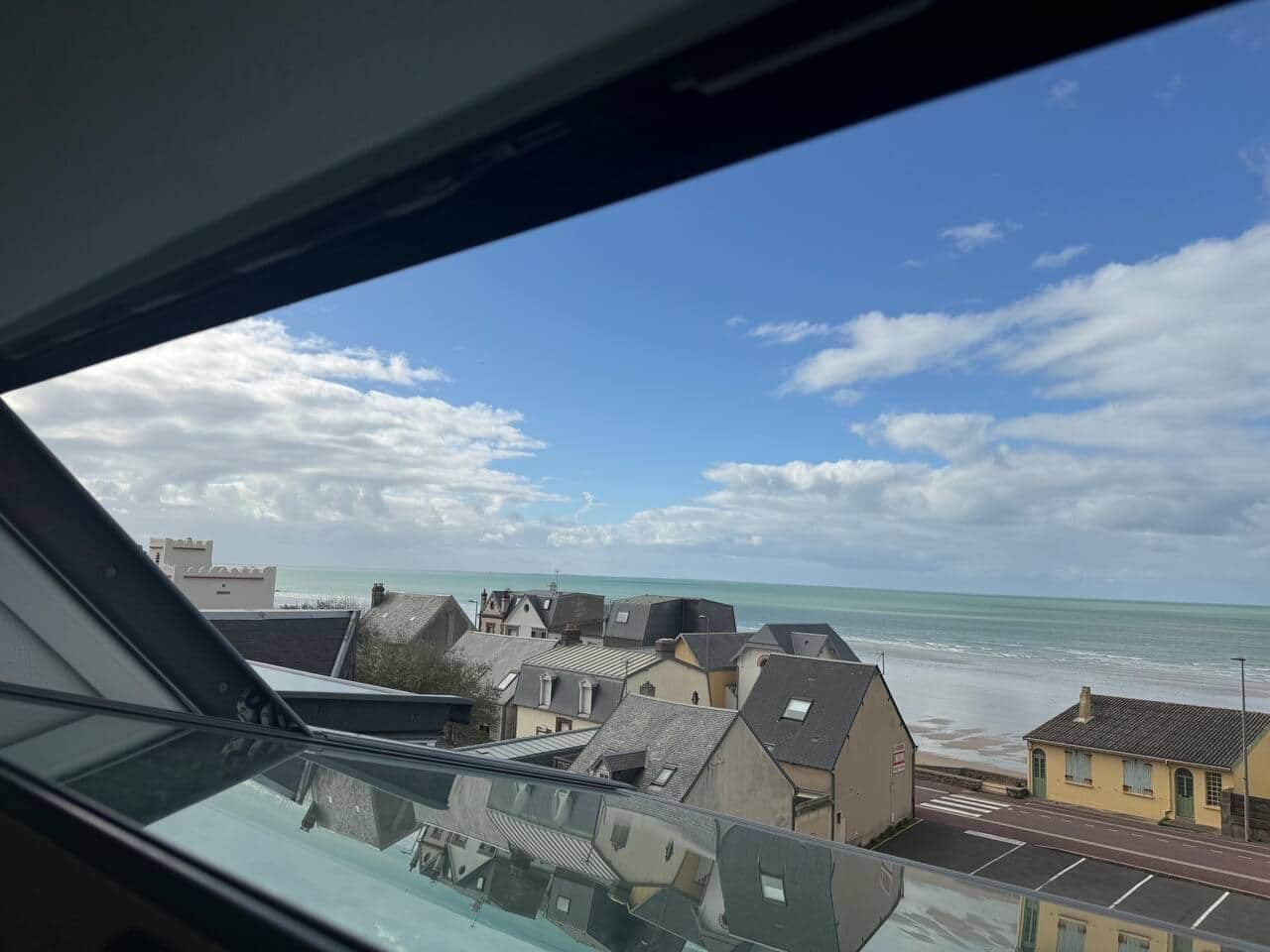 Un pueblo costero con edificios y una playa.