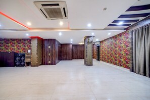 Quarto espaçoso com piso de azulejos, ventoinha no teto e ar condicionado.