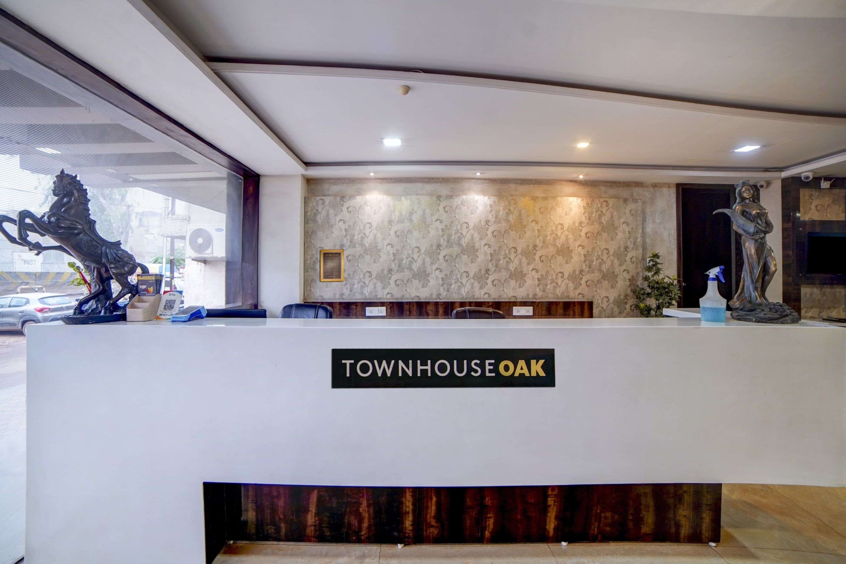 Una recepción con un cartel que dice 'TOWNHOUSE OAK'.