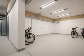 A clean, well-lit indoor space with bicycles parked against the wall. - Holiday apartment with 1 bedroom (Ostseebad Zingst)