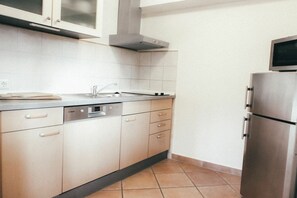 A kitchen with a dishwasher, stove, and microwave. - House Luna - Apartment Luna 1 (Schwangau)