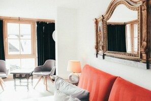 A room with a sofa, two armchairs, a table, a lamp, and a mirror. - House Luna - Apartment Luna 7 (Schwangau)