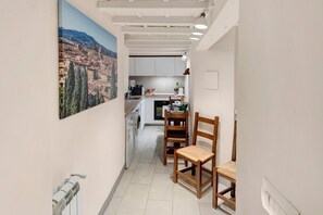 A narrow hallway leading to a kitchen with a view of a cityscape. - Holiday Home 'Alex's House Signoria' with Wi-Fi (Firenze)