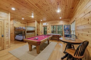 Cozy cabin game room with pool table, arcade, and extra bunk beds - Sleeps 10, Dog Friendly, Hot Tub, Arcade, Pool Table, 2.5 Mi to Gatlinburg (Gatlinburg)