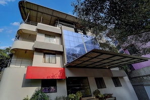 A multi-story building with a flat roof, large windows, and a red awning. - Collection O KSRTC Bus Station Kottayam (Kottayam)