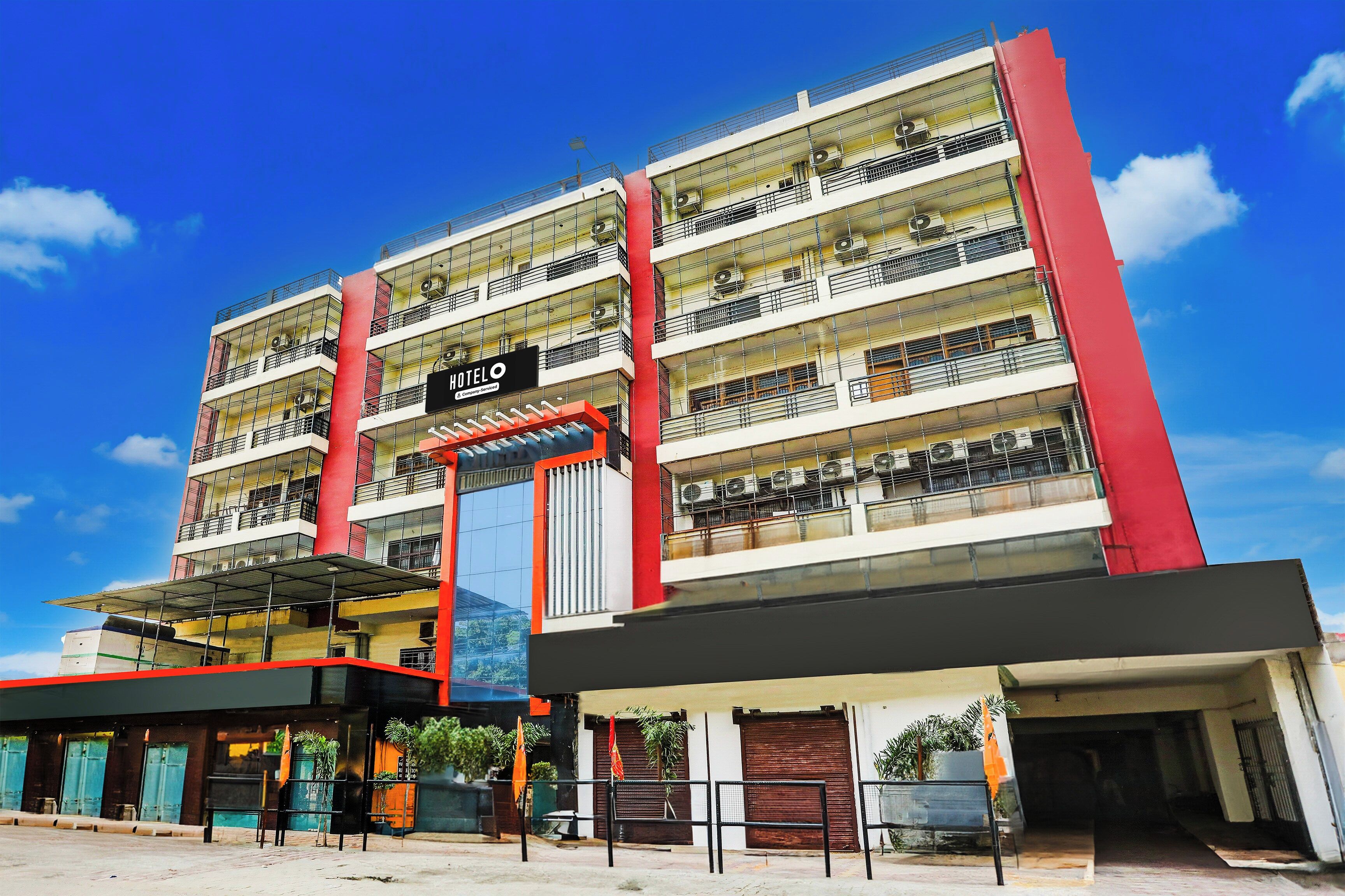 Un hotel de varios pisos con un cartel llamativo que indica que es un hotel.