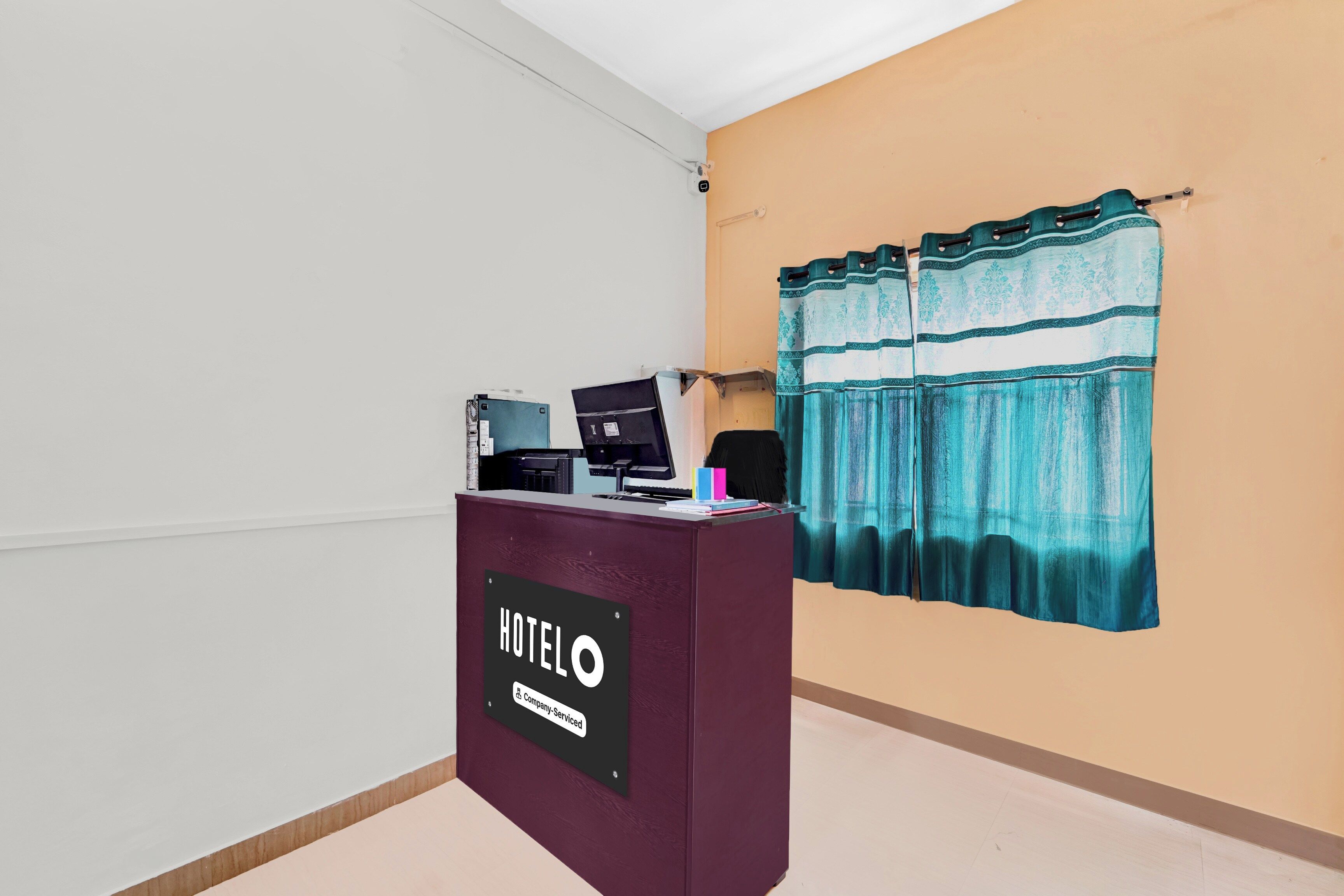 Un mostrador de recepción de hotel con un letrero que indica servicio de empresa.