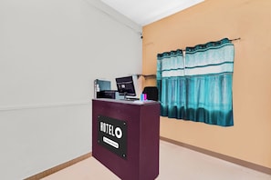 Un mostrador de recepción de hotel con un letrero que indica servicio de empresa.