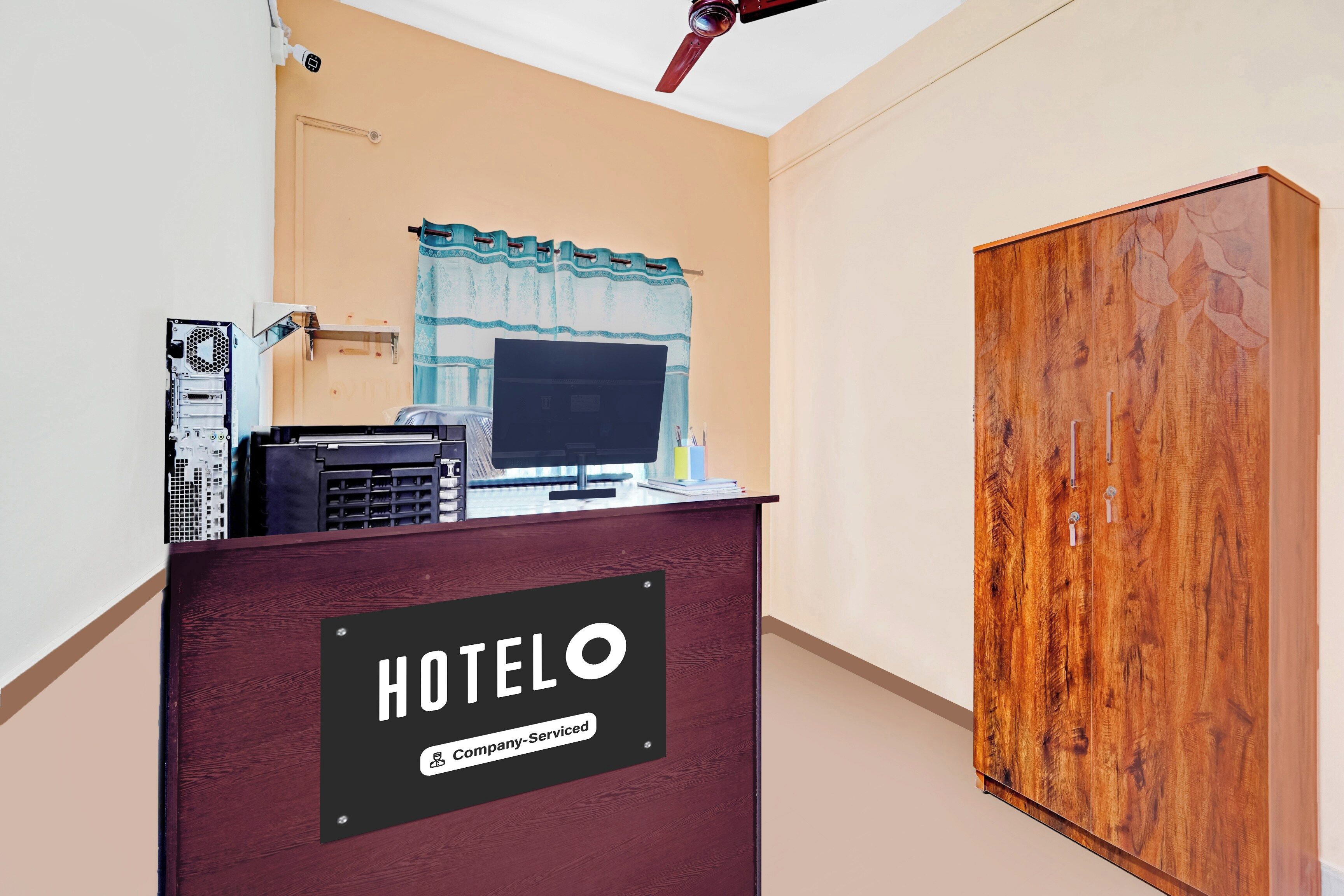 Un mostrador de recepción de hotel con un cartel que indica servicio de empresa.