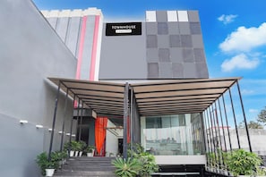 Un edifici modern amb un rètol que diu 'TOWNHOUSE Company-Serviced'.