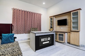 Una reception di un hotel con un cartello che recita 'HOTELO Company Serviced'.