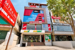 Un edificio de varios pisos con un restaurante Subway en la planta baja, un hotel Myra Inn en el segundo piso y varios otros negocios, incluyendo una clínica dental y una ferretería.