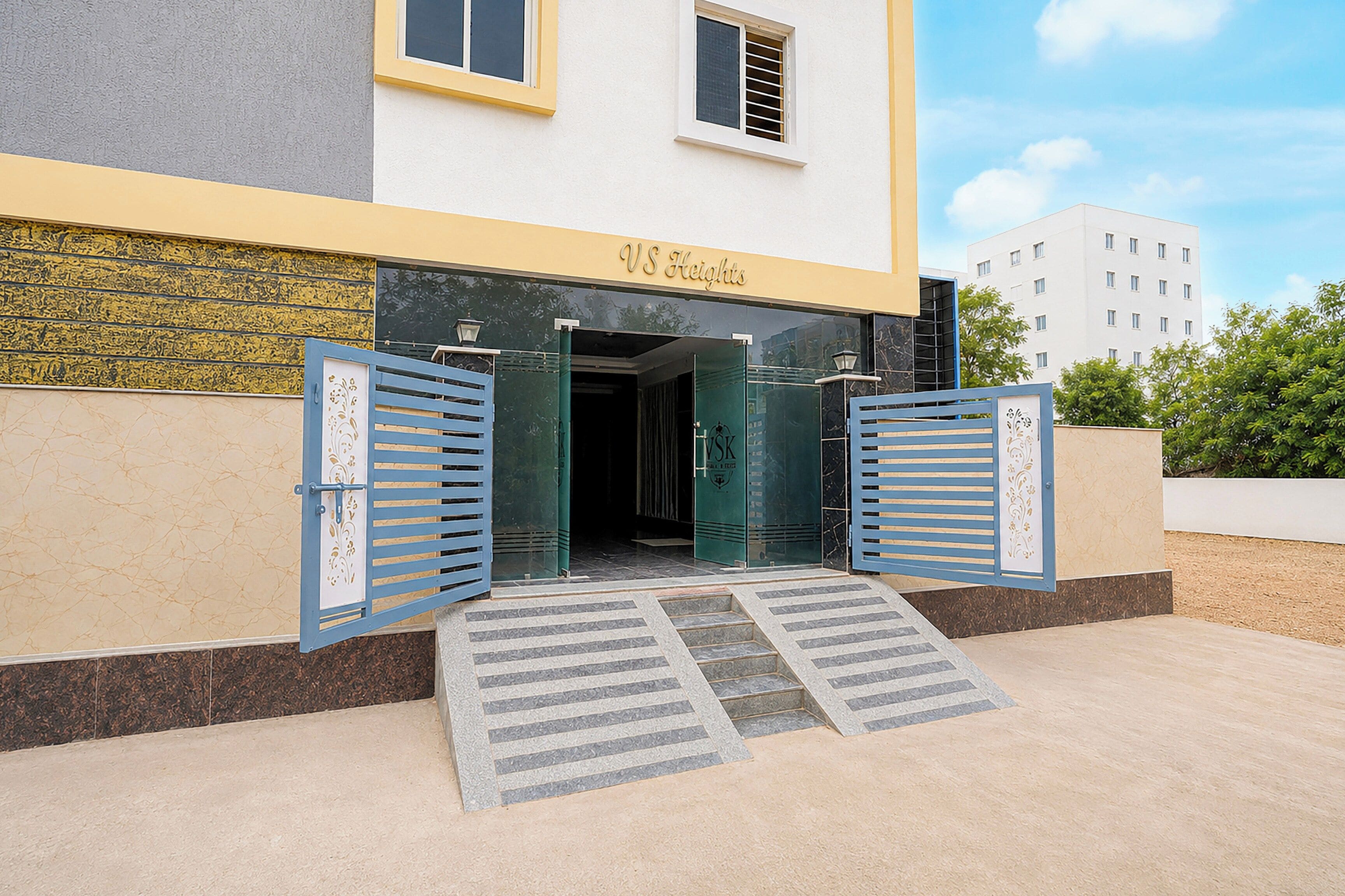 Entrada de un edificio con puertas dobles y una rampa de acceso.