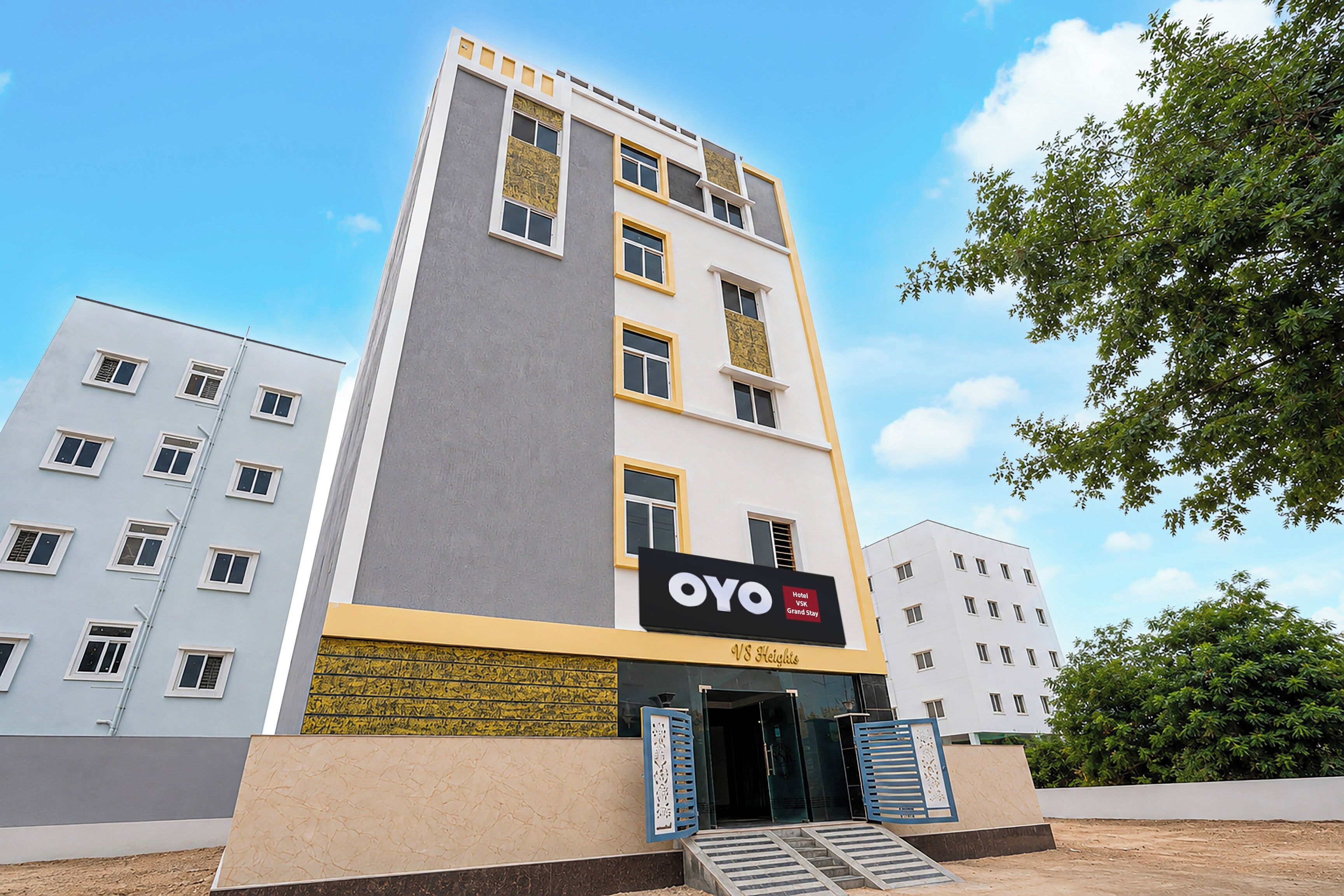Un edifici d'hotel amb un rètol que diu 'OVO Hotel VSK Grand Stay'.