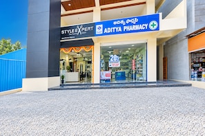 Una farmacia con un letrero que indica un descuento del 20% y entrega a domicilio gratuita.