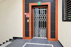 Exterior detail - HOTEL O ANMOL STAY INN (Hyderabad)