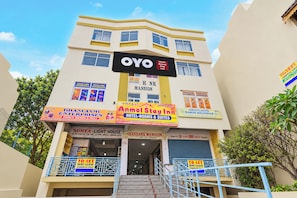 Un edificio de varios pisos con diversos espacios comerciales, incluyendo un hotel, un faro y una mansión.