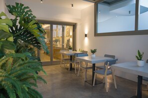 Outdoor dining - LITHOS LUXURY SUITES TINOS (TINOS)