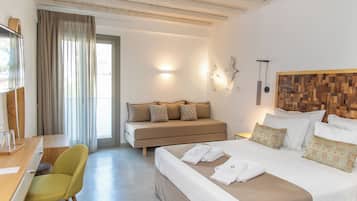 Une chambre d’hôtel avec un lit, un canapé, un bureau et une chaise.