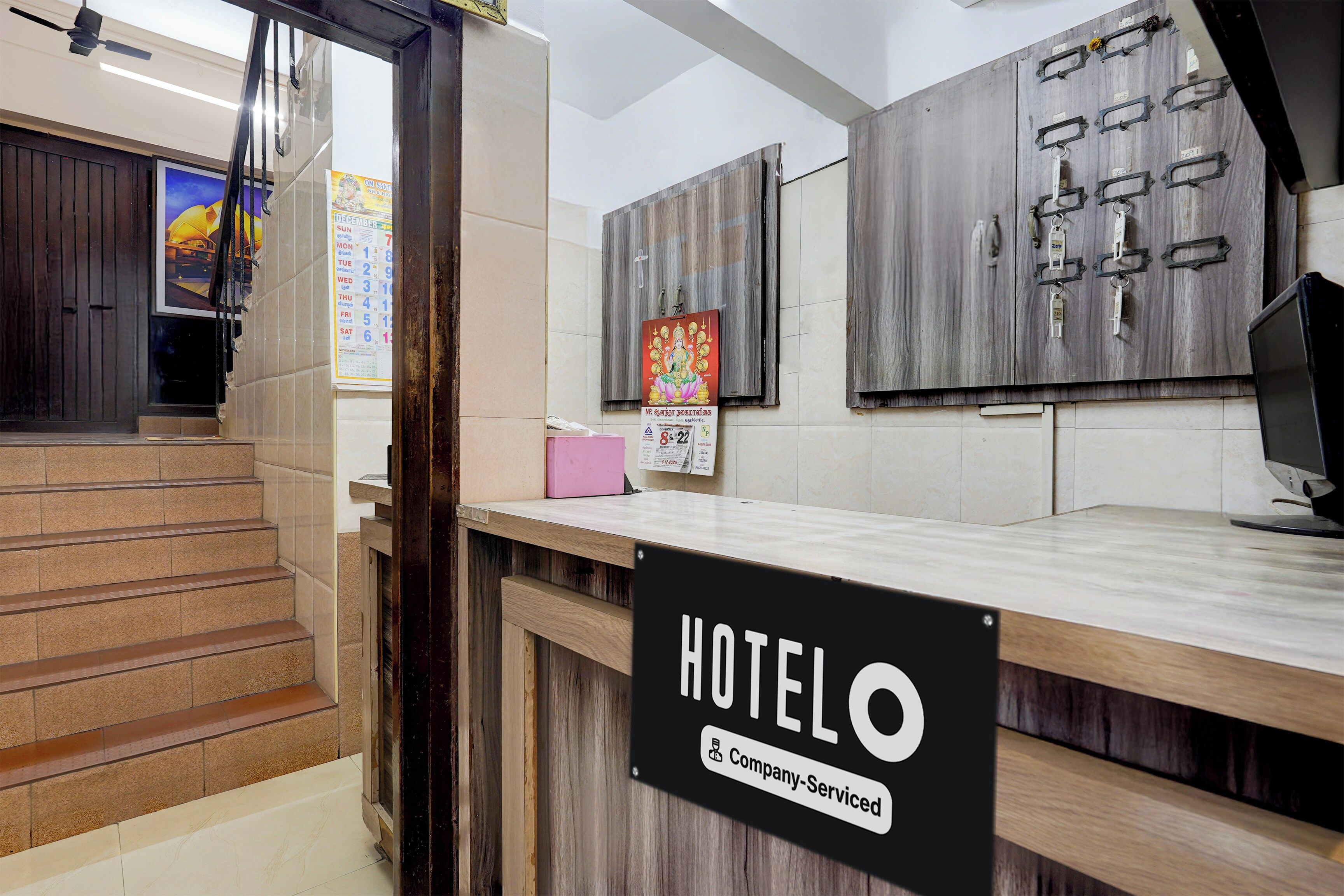 Zona de recepción de un hotel con un letrero que indica que es un hotel de servicio para empresas.