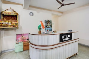 Un mostrador de recepción con un cartel que dice 'HOTELO Company Serviced'.