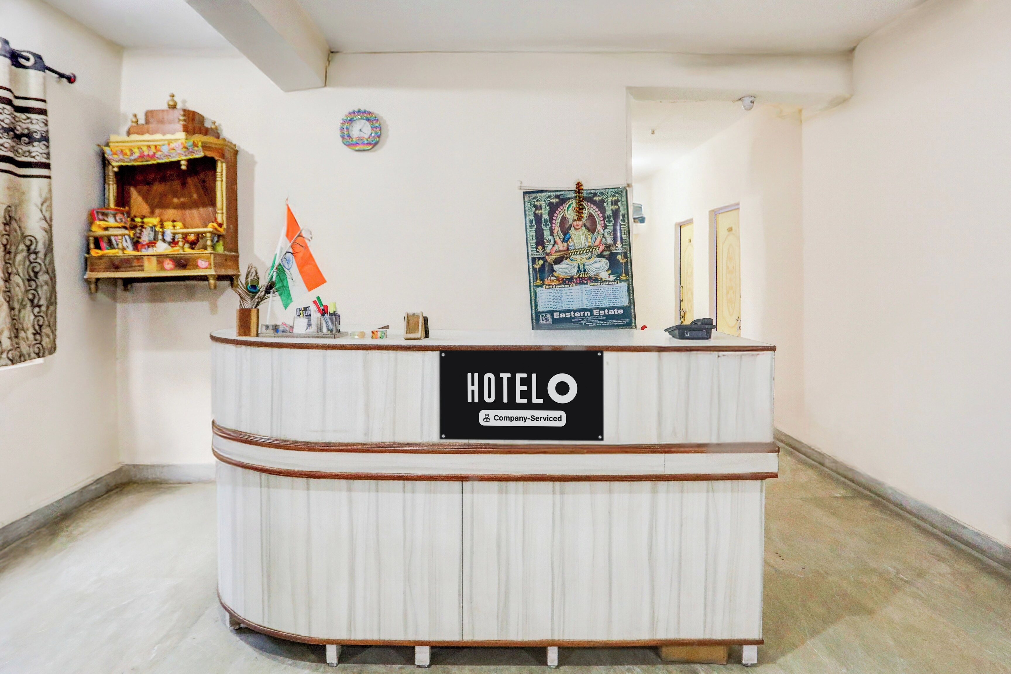 Una recepción de hotel con un letrero que indica servicio de empresa.