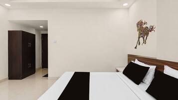 Habitación de hotel con una cama, una mesita de noche, un armario y una obra de arte colgada en la pared.