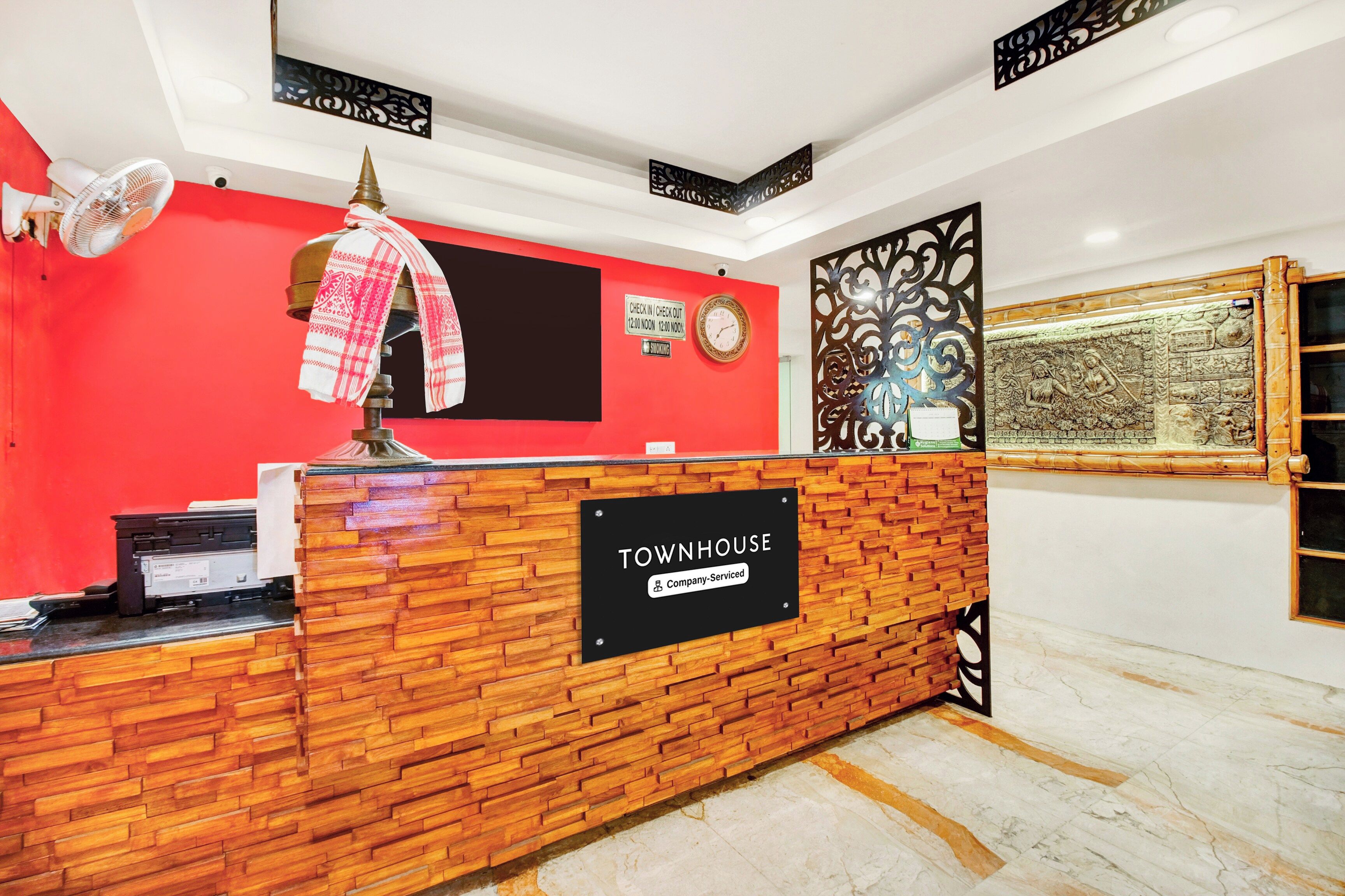 Una reception con un cartello che riporta 'TOWNHOUSE Company Serviced'.