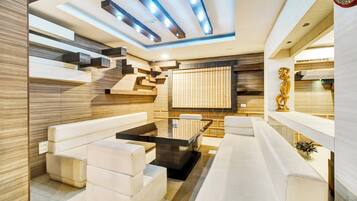 Un interior moderno con un sofá modular, una mesa de centro y una escultura decorativa.