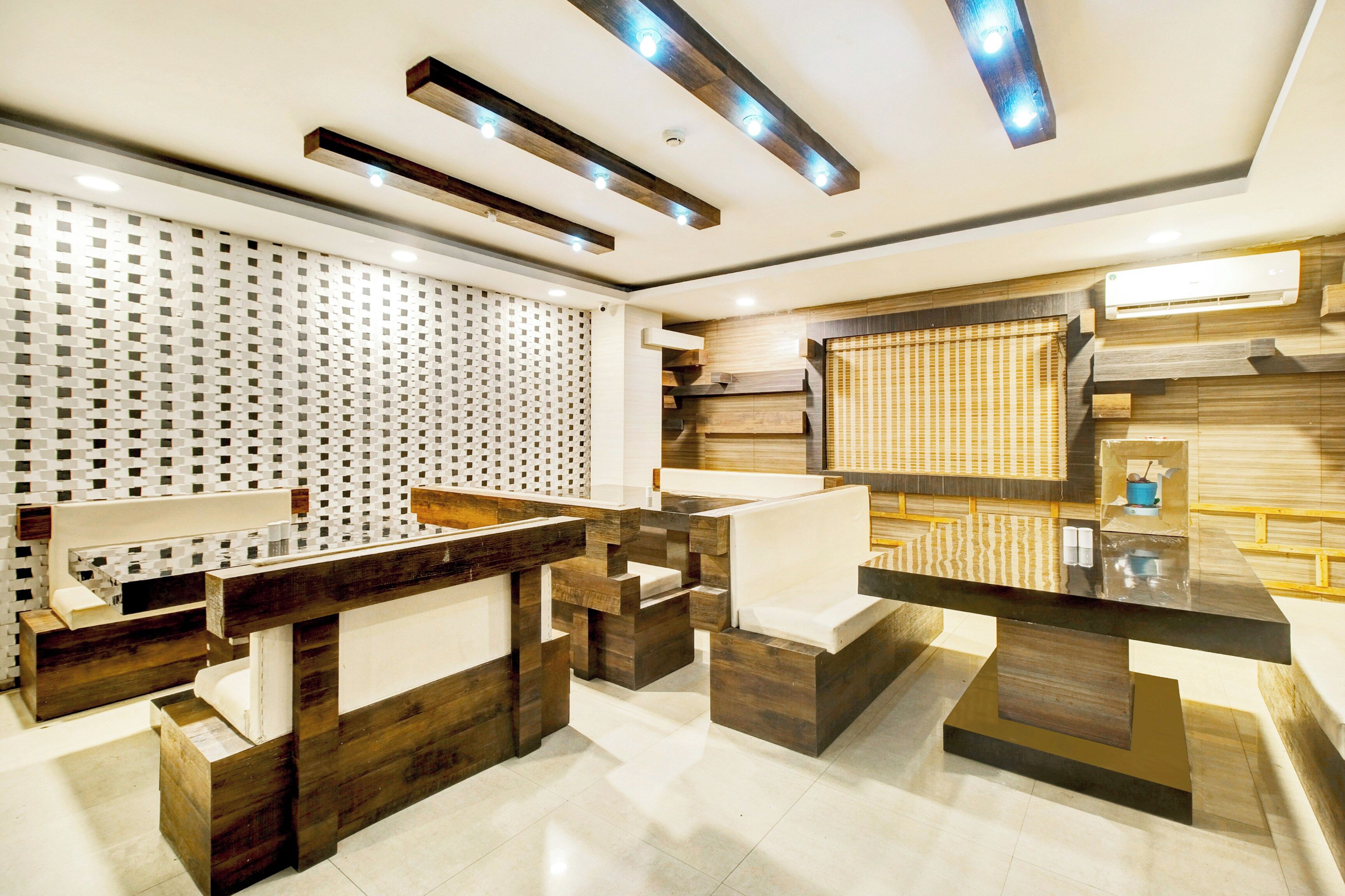 Un interno moderno con una reception, un'area salotto e una parete decorata da un motivo.