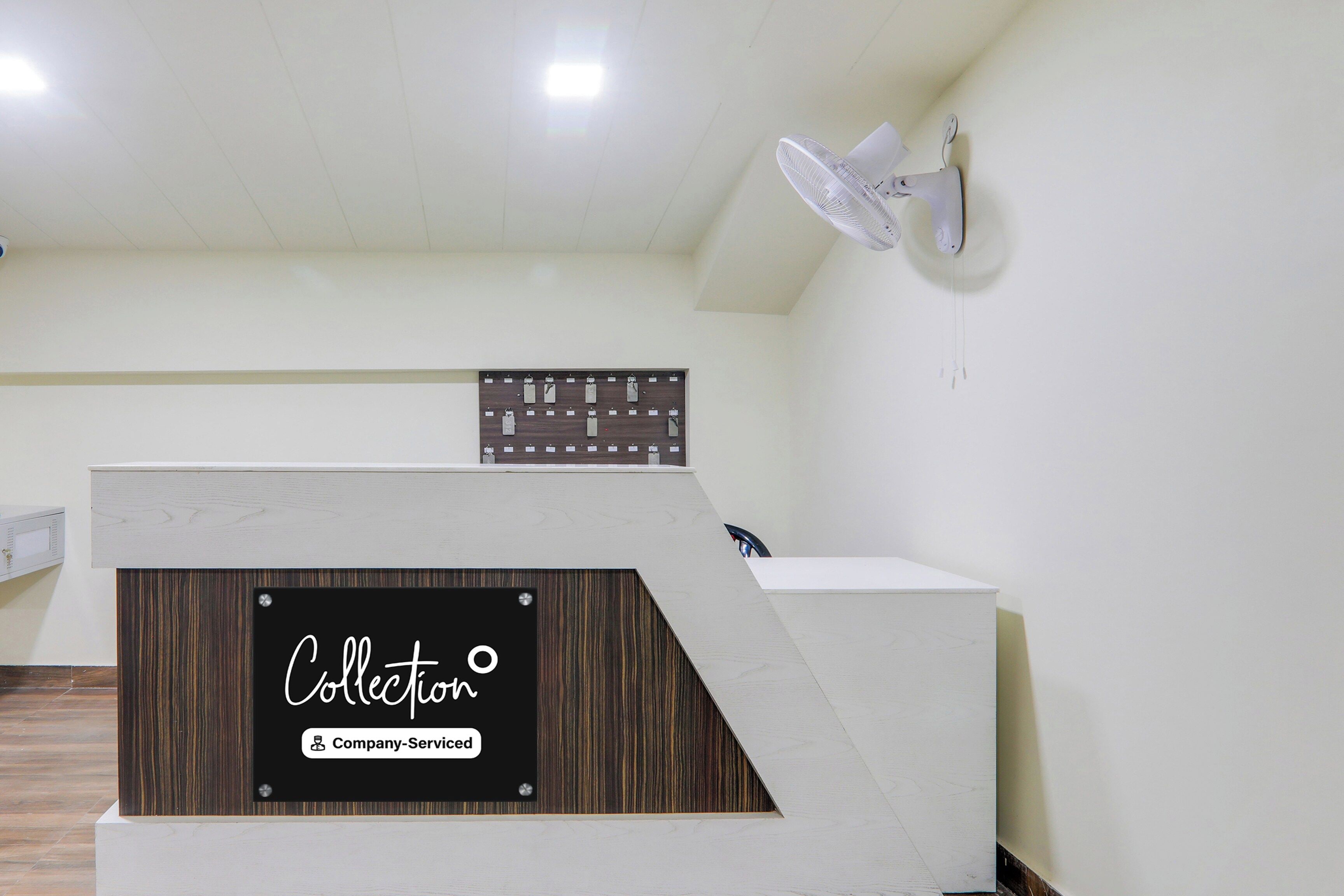 Un mostrador de recepción con un cartel que indica 'Collection' y 'Servicio de la empresa'.