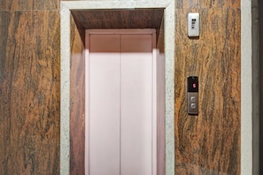 Un ascensor con un panel de control que muestra el número 5.