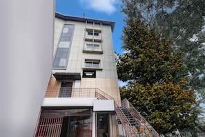 Un edificio de varios pisos con un letrero que dice 'TOWNHOUSE'.