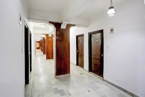 Un pasillo con puertas numeradas 307 y 309 que conducen a habitaciones.