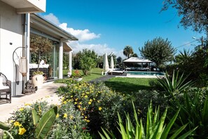 A residential property with a swimming pool, outdoor seating, and a well-maintained garden. - Apartment 'Villa Verney' with Sea View, Wi-Fi and Air Conditioning (Albisola Superiore)