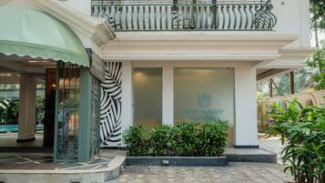 A hotel entrance with a sign reading 'staymaster Veridian'.