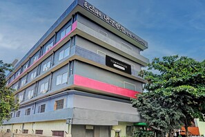 Un edificio de varios pisos con un letrero que indica que es un centro de servicios de una empresa.