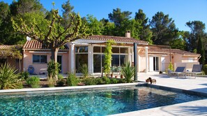 A house with a swimming pool, outdoor seating, and a garden. - Holiday Home 'Villa La Chanterelle' with Mountain View, Wi-Fi and Air Conditioning (Entrechaux)