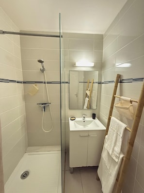 Bathroom - Caribbean Getaway in Le Gosier, Sea View • Pool • WiFi • Near Restaurants (Le Gosier)