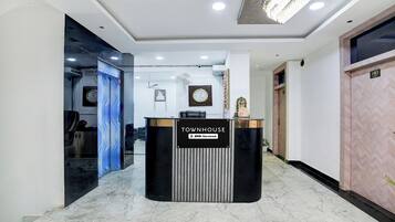 Un mostrador de recepción de hotel con un letrero que indica que es una habitación 'OVO-Serviced'.
