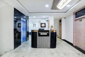 Un mostrador de recepción de hotel con un letrero que indica que es una habitación 'OVO-Serviced'.