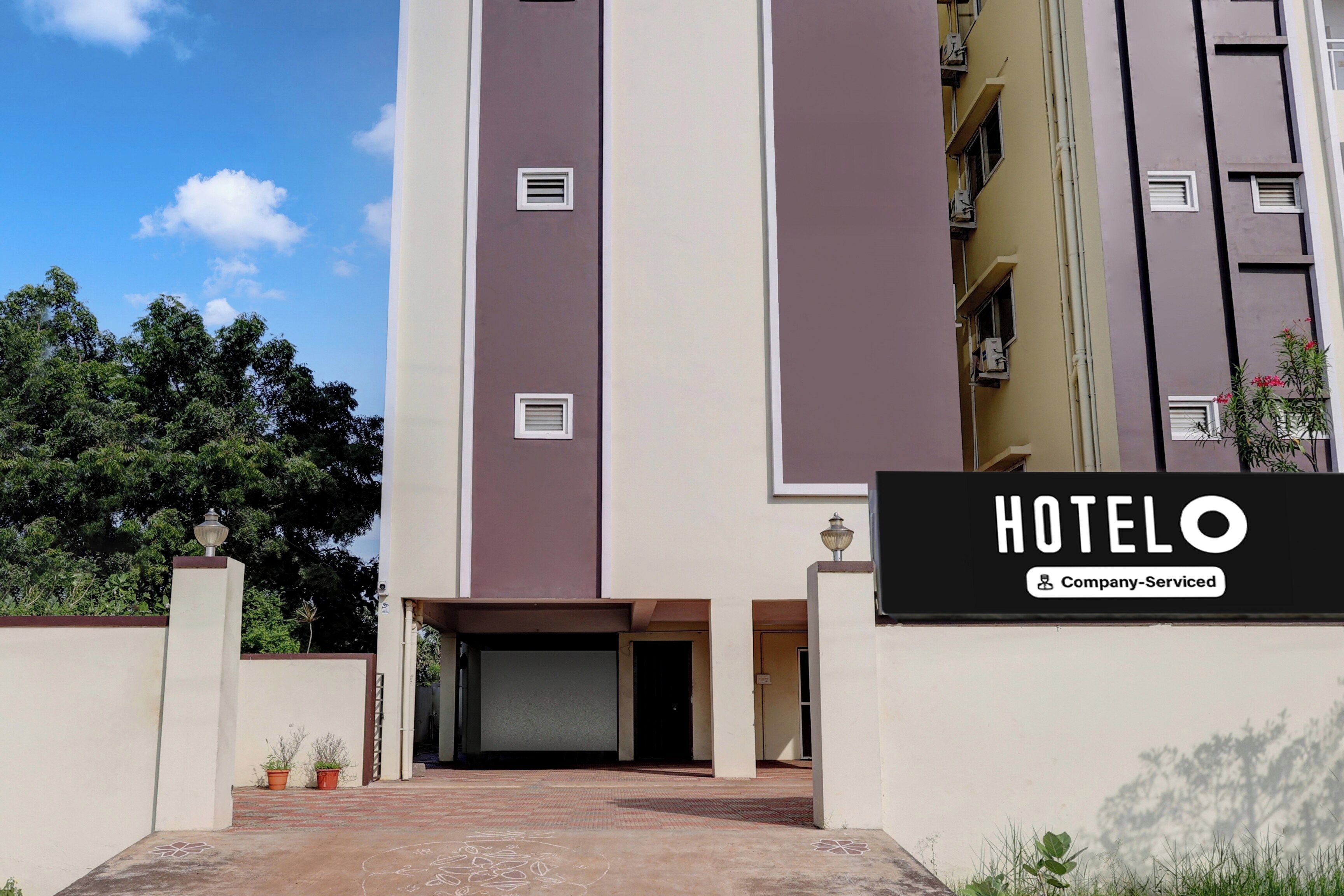 Ein Hotel Eingang mit einem Schild, das anzeigt, dass es betriebsbezogene Dienstleistungen anbietet.