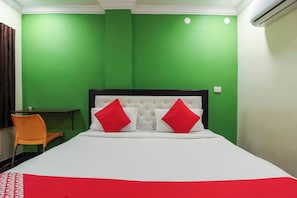 A hotel room with a bed, a small table, and a chair. - Hotel O Happy Guest House near LV Prasad (Hyderabad)