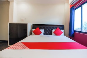 A hotel room with a bed, a wardrobe, and a window with curtains. - Hotel O Happy Guest House near LV Prasad (Hyderabad)