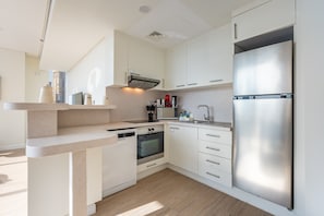 Private kitchen - High-Floor 2BR with City Views and Near Dubai's Major Landmarks, Sky Gardens (Dubai)