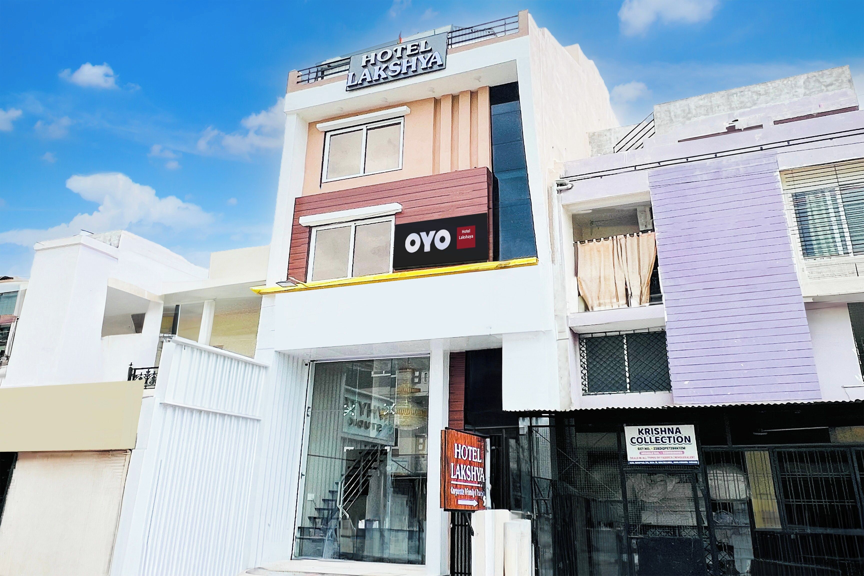 Ein Hotel namens 'Hotel Lakshya' mit einem Schild für 'OYO', das eine Partnerschaft oder Markenpräsenz anzeigt.