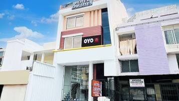 Ein Hotel namens 'Hotel Lakshya' mit einem Schild für 'OYO', das eine Partnerschaft oder Markenpräsenz anzeigt.